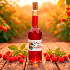 Botella de vinagre de frambuesa sobre mesa de madera en entorno campestre